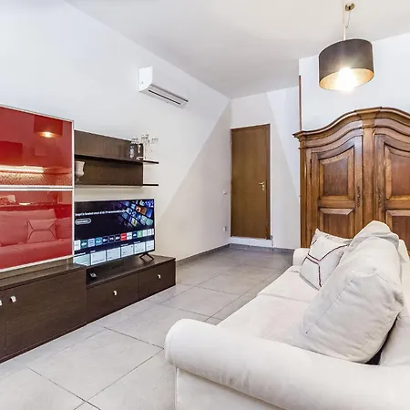 Exclusive Santa Chiara Apartment
