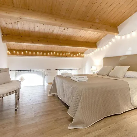 Exclusive Santa Chiara Apartment *