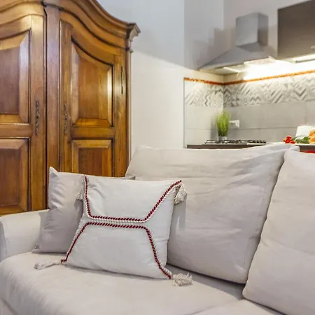 Exclusive Santa Chiara Apartment *